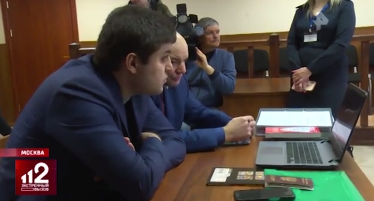 Муртузали Меджидов в Измайловском райсуде Москвы 5 апреля 2022 года. Стоп-кадр из видео https://ren.tv/news/v-rossii/959680-syn-eks-chinovnika-snova-okazalsia-v-sude-po-delu-o-gibeli-studentki-mgimo Муртузали Меджидов в Измайловском райсуде Москвы 5 апреля 2022 года. Стоп-кадр из видео https://ren.tv/news/v-rossii/959680-syn-eks-chinovnika-snova-okazalsia-v-sude-po-delu-o-gibeli-studentki-mgimo