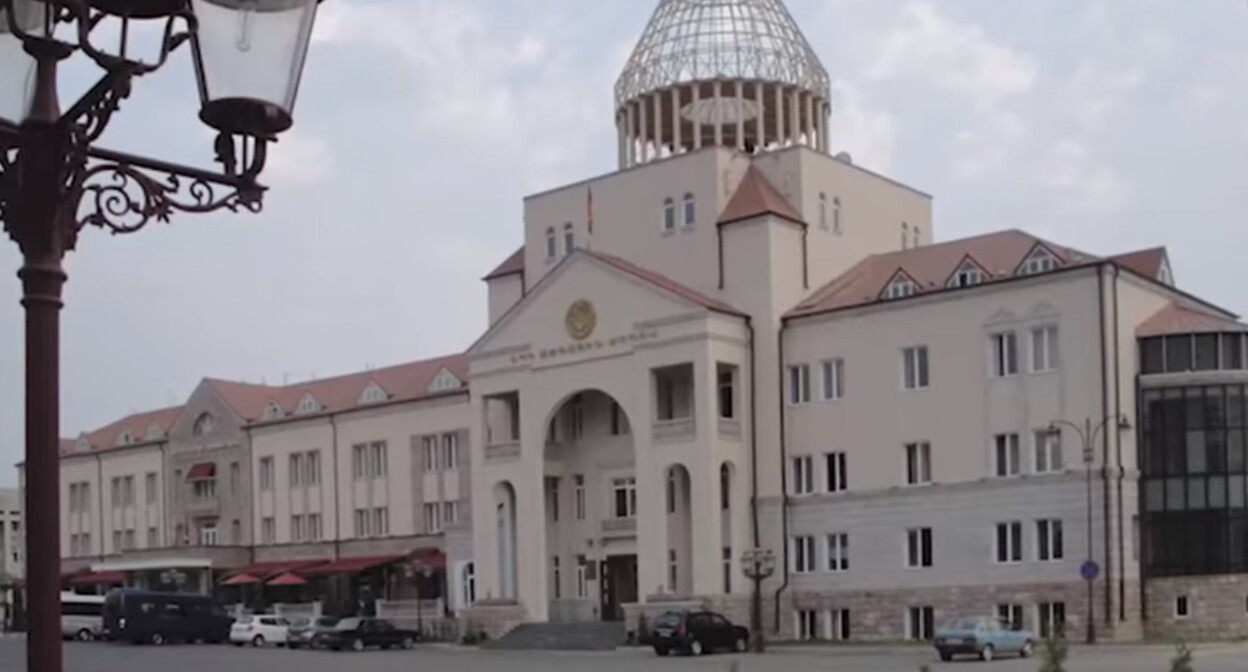 Здание парламента Нагорного Карабаха. Стоп-кадр из видео https://ok.ru/video/3434383149665 Здание парламента Нагорного Карабаха. Стоп-кадр из видео https://ok.ru/video/3434383149665