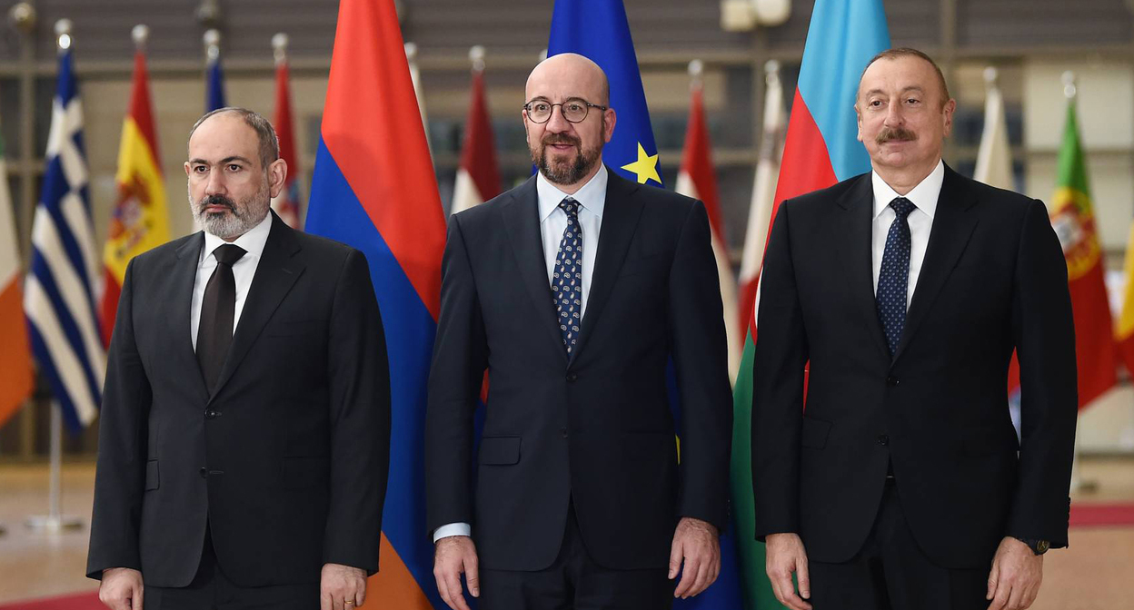 Премьер-министр Республики Армения Никол Пашинян, президент Совета Европейского союза Шарль Мишель и президент Азербайджанской Республики Ильхам Алиев, на встрече в Брюсселе 6 апреля 2022 года. Фото пресс-службы президента Азербайджана Премьер-министр Республики Армения Никол Пашинян, президент Совета Европейского союза Шарль Мишель и президент Азербайджанской Республики Ильхам Алиев, на встрече в Брюсселе 6 апреля 2022 года. Фото пресс-службы президента Азербайджана