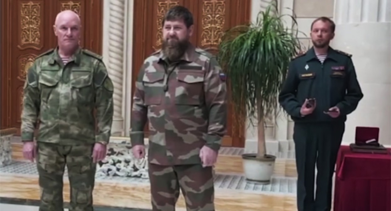 Рамзан Кадыров (в центер) во время церемонии вручения погон генерал-лейтенанта. Скриншот видео https://tass.ru/armiya-i-opk/14312945?utm_source=yxnews&utm_medium=desktop Рамзан Кадыров (в центер) во время церемонии вручения погон генерал-лейтенанта. Скриншот видео https://tass.ru/armiya-i-opk/14312945?utm_source=yxnews&utm_medium=desktop