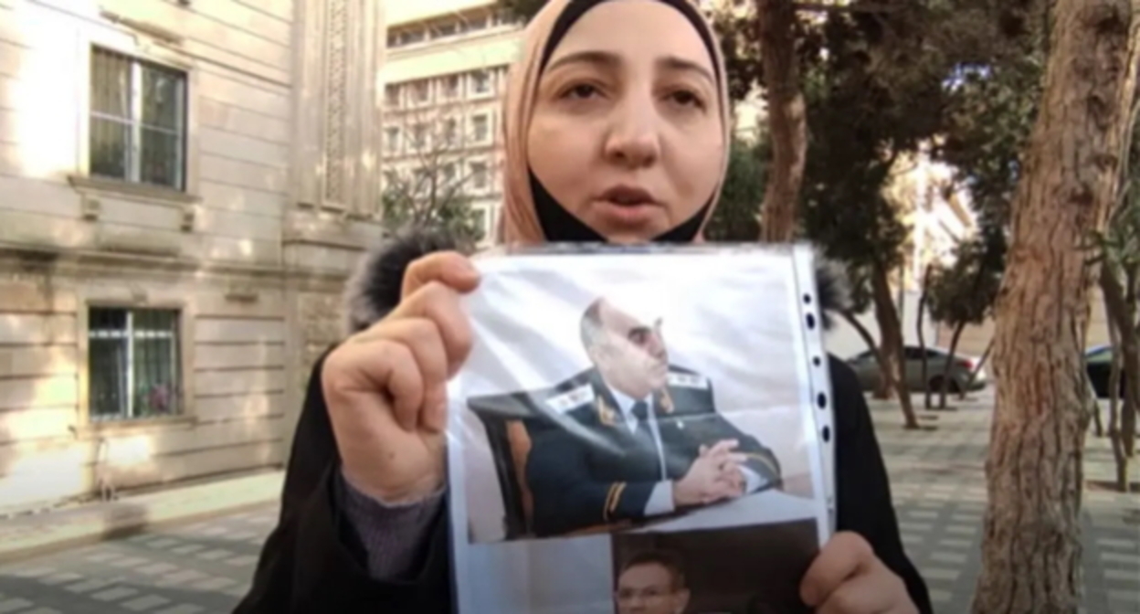 Жена журналиста Полада Асланова Гюльмира Асланова во время акции. Скриншот видео https://www.youtube.com/watch?v=EWOkpKJ25aY Жена журналиста Полада Асланова Гюльмира Асланова во время акции. Скриншот видео https://www.youtube.com/watch?v=EWOkpKJ25aY