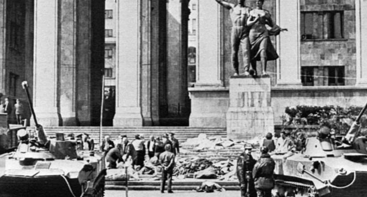 Разгон митинга в Тбилиси 9 апреля 1989 года. Архивное фото, источник Report.ge, https://report.ge/ru/society/proshlo-32-goda-so-dnya-tragedii-9-aprelya/
Разгон митинга в Тбилиси 9 апреля 1989 года. Архивное фото, источник Report.ge, https://report.ge/ru/society/proshlo-32-goda-so-dnya-tragedii-9-aprelya/