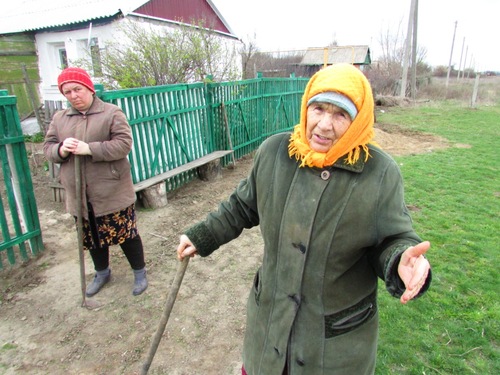 Жительницы хутора Елена Акулиничева и Вера Николаевна Тарапец. Фото Вячеслава Ященко для «Кавказского узла»