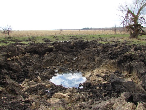 Воронка, образовавшаяся на месте подрыва боеприпаса. Фото Вячеслава Ященко для «Кавказского узла»
