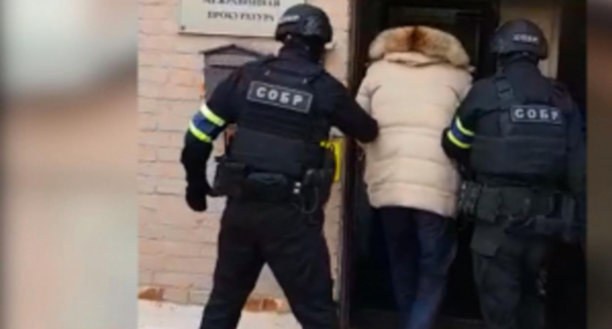 Задержание подозреваемого. Фото пресс-службы Национального антитеррористического комитета - http://nac.gov.ru/sites/default/files/styles/universal_view/public/1_1397.jpg Задержание подозреваемого. Фото пресс-службы Национального антитеррористического комитета - http://nac.gov.ru/sites/default/files/styles/universal_view/public/1_1397.jpg