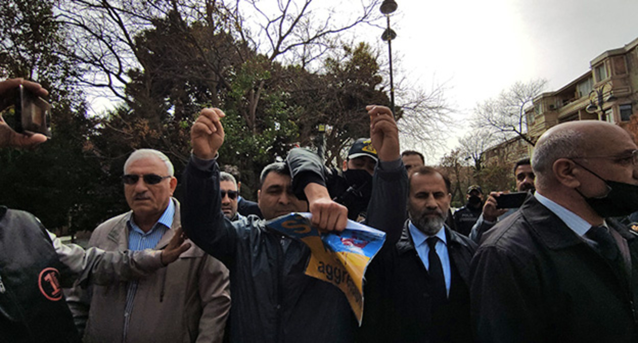 Акция протеста перед российским посольством в Баку. Фото Фаика Меджида для "Кавказского узла" Акция протеста перед российским посольством в Баку. Фото Фаика Меджида для "Кавказского узла"
