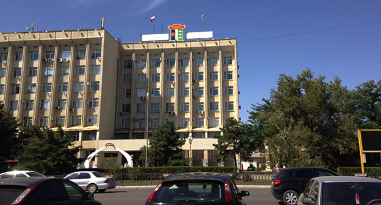 Администрация Элисты. Фото: Tadusik https://ru.wikipedia.org Администрация Элисты. Фото: Tadusik https://ru.wikipedia.org