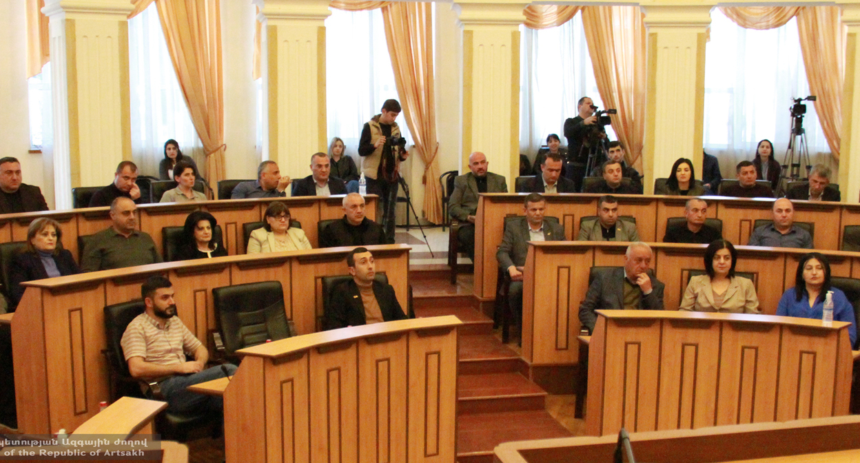 Заседание парламента Нагорного Карабаха. Фото пресс-службы парламента. http://www.nankr.am/hy/4681 Заседание парламента Нагорного Карабаха. Фото пресс-службы парламента. http://www.nankr.am/hy/4681