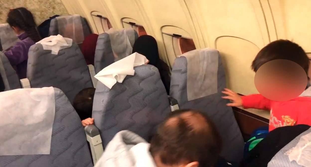 Дети уроженцев Адыгеи и Дагестана на борту самолета министерства обороны прибыли в Россию. Кадр видео ТК "Звезда" https://tvzvezda.ru/news/2022415314-RfqlV.html Дети уроженцев Адыгеи и Дагестана на борту самолета министерства обороны прибыли в Россию. Кадр видео ТК "Звезда" https://tvzvezda.ru/news/2022415314-RfqlV.html