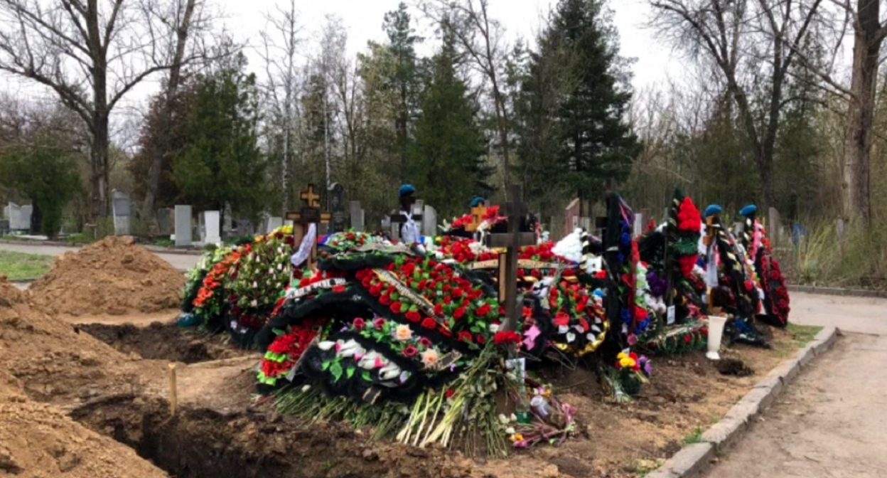 Могилы военнослужащих на Аллее Героев Северного кладбища Ростова. Фото: Григорий Ермаков, 161.ru Могилы военнослужащих на Аллее Героев Северного кладбища Ростова. Фото: Григорий Ермаков, 161.ru
