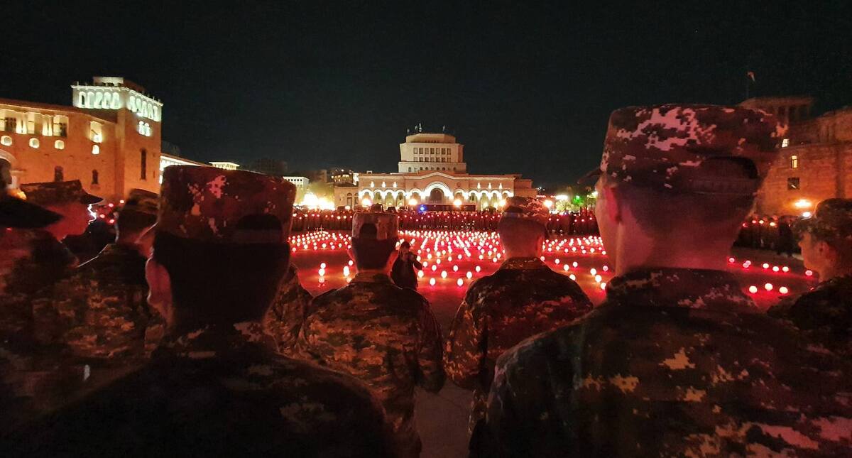 Участники шествия в Ереване на Площади Республики расставили свои лампады в виде большого креста, 16 апреля 2022 года. Фото Армине Мартиросян для «Кавказского узла». Участники шествия в Ереване на Площади Республики расставили свои лампады в виде большого креста, 16 апреля 2022 года. Фото Армине Мартиросян для «Кавказского узла».