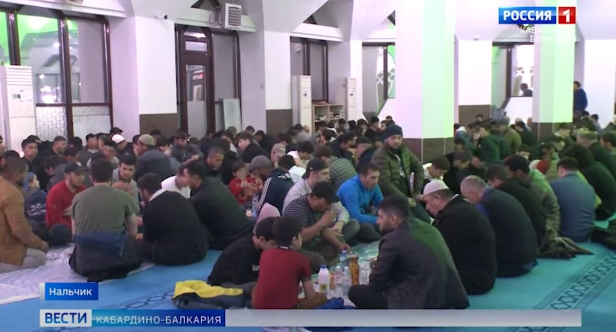 Коллективный ифтар в соборной мечети в Нальчике. Стоп-кадр из видео https://www.youtube.com/watch?v=FbDK6Hr9BRE Коллективный ифтар в соборной мечети в Нальчике. Стоп-кадр из видео https://www.youtube.com/watch?v=FbDK6Hr9BRE