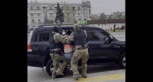 Задержание подозреваемого. Фото: стоп-кадр видео ЦОС ФСБ - https://ria.ru/services/video/embed/1783386014-1783363979.html Задержание подозреваемого. Фото: стоп-кадр видео ЦОС ФСБ - https://ria.ru/services/video/embed/1783386014-1783363979.html