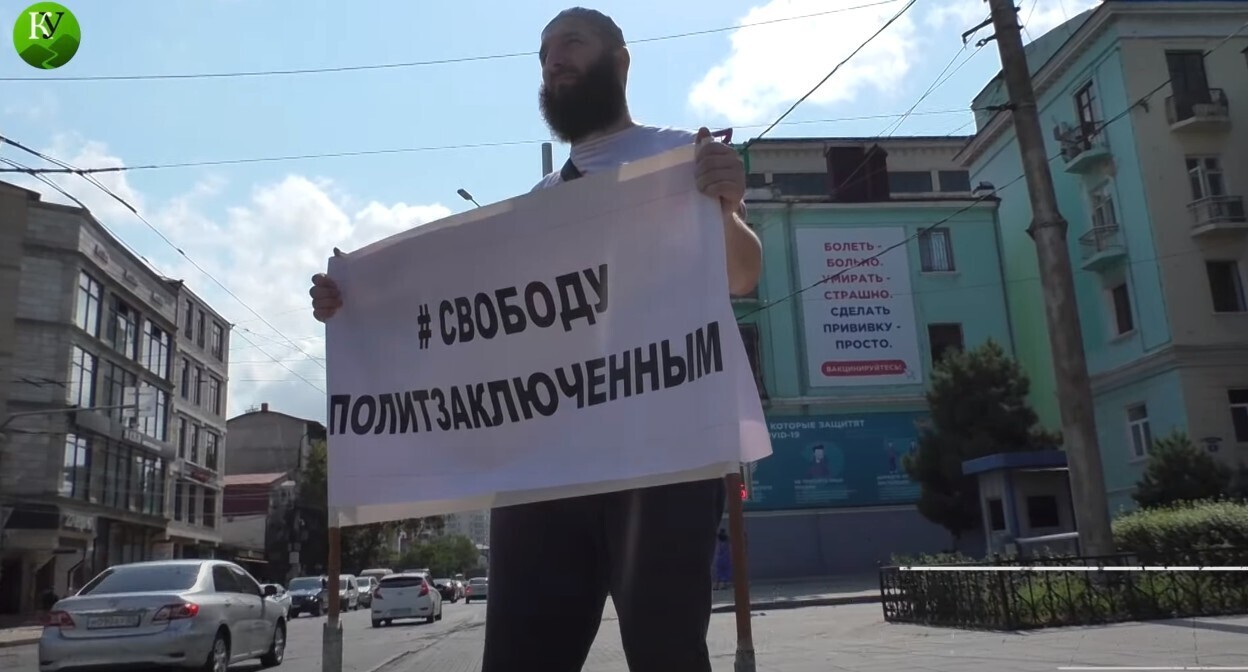 Журналист Идрис Юсупов на пикете в Махачкале. Стоп-кадр видео "Кавказского узла" www.youtube.com/watch?v=8pwh968l-xI.