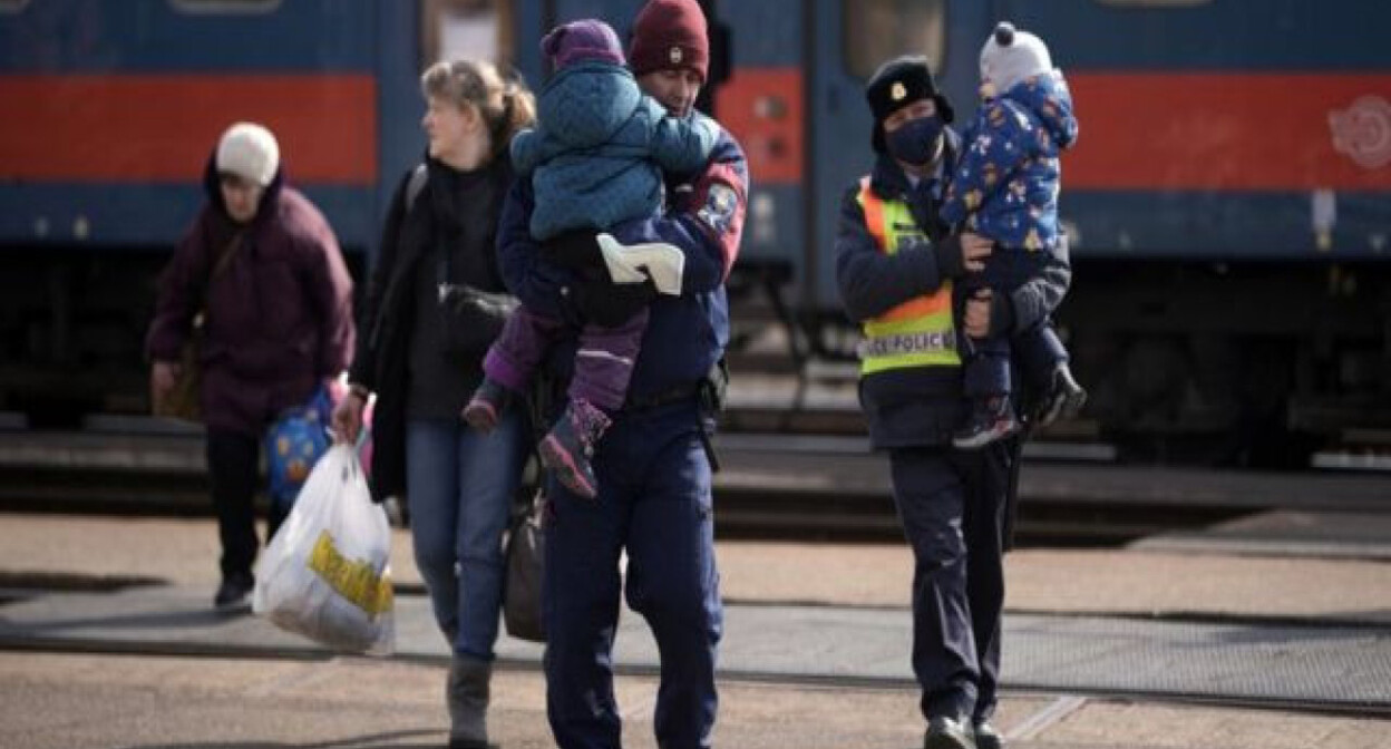 Беженцы с Украины. Фото https://vesti.az/xeber/v-mire/oon-za-sutki-v-sosednie-s-ukrainoi-strany-pribyli-bolee-32-tys-bezencev-461347 Беженцы с Украины. Фото https://vesti.az/xeber/v-mire/oon-za-sutki-v-sosednie-s-ukrainoi-strany-pribyli-bolee-32-tys-bezencev-461347