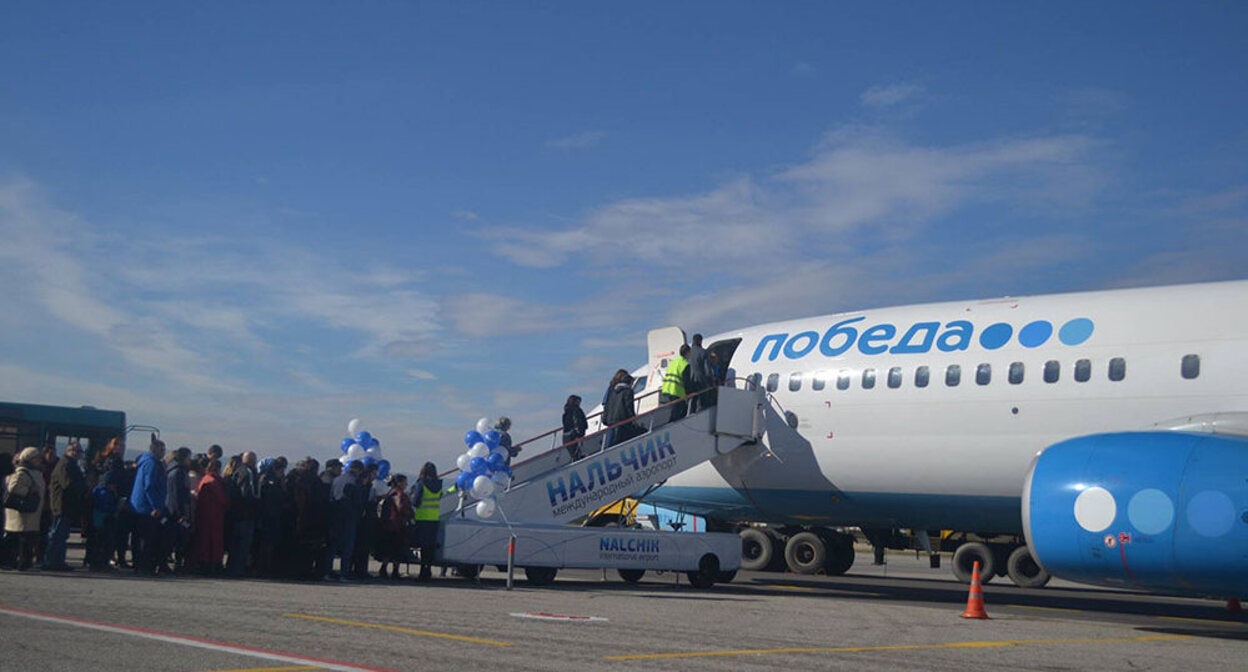 Посадка пассажиров в самолет компании "Победа" в аэропорту Нальчика. http://nalchik-airport.ru/wp-content/uploads/2016/11/spb-nalchik-1.jpg Посадка пассажиров в самолет компании "Победа" в аэропорту Нальчика. http://nalchik-airport.ru/wp-content/uploads/2016/11/spb-nalchik-1.jpg