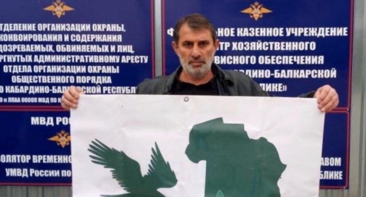 Багаудин Мякиев во время пикета. Скриншот из сообщения https://t.me/fortangaorg/12243 Багаудин Мякиев во время пикета. Скриншот из сообщения https://t.me/fortangaorg/12243