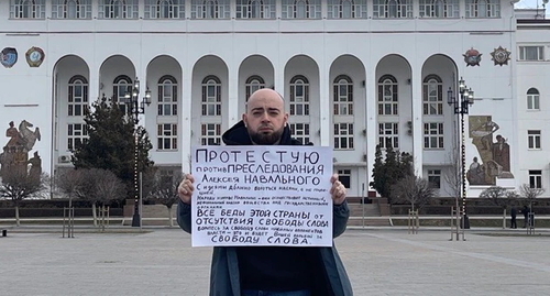 Руслан Магомедов. Фото: https://chernovik.net/content/lenta-novostey/v-mahachkale-zaderzhan-aktivist-ustroivshiy-odinochnyy-piket-v-podderzhku Руслан Магомедов. Фото: https://chernovik.net/content/lenta-novostey/v-mahachkale-zaderzhan-aktivist-ustroivshiy-odinochnyy-piket-v-podderzhku