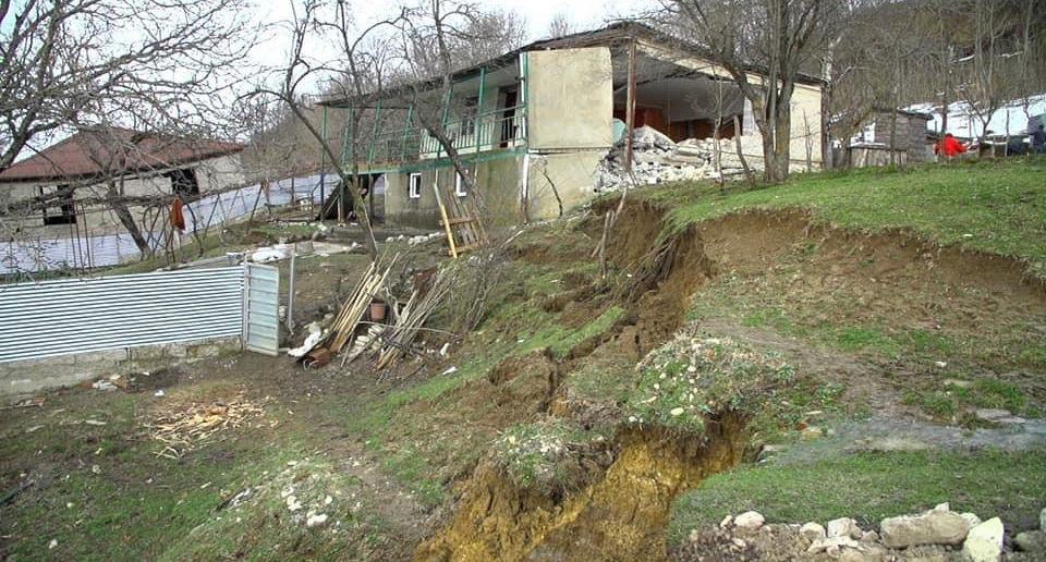 Последствия оползня в селе Итхвиси Чиатурского района Грузии. Фото https://www.newsgeorgia.ge/оползни-в-чиатура-требуется-пересели/ Последствия оползня в селе Итхвиси Чиатурского района Грузии. Фото https://www.newsgeorgia.ge/оползни-в-чиатура-требуется-пересели/