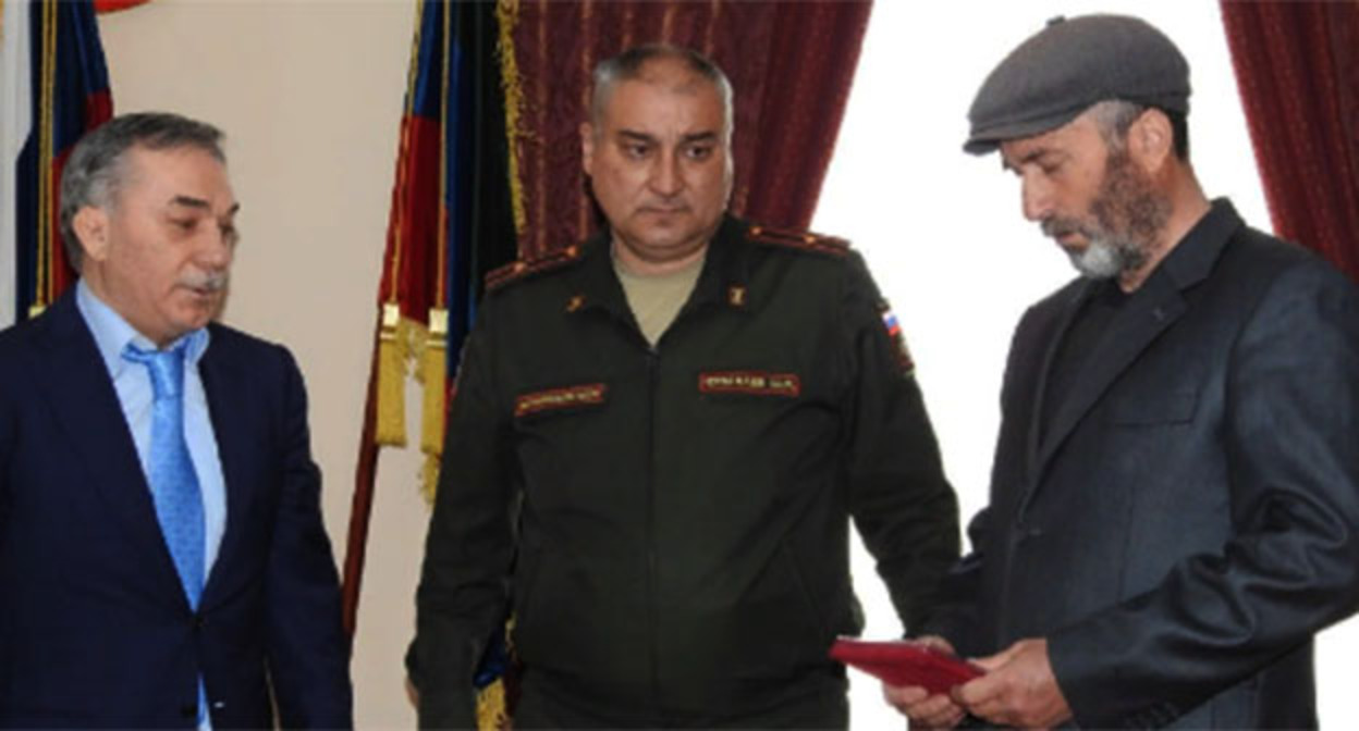 Отец погибшего (cправа) на Украине матроса из Дагестана получил награду сына. https://t.me/sergokal/187 Отец погибшего (cправа) на Украине матроса из Дагестана получил награду сына. https://t.me/sergokal/187
