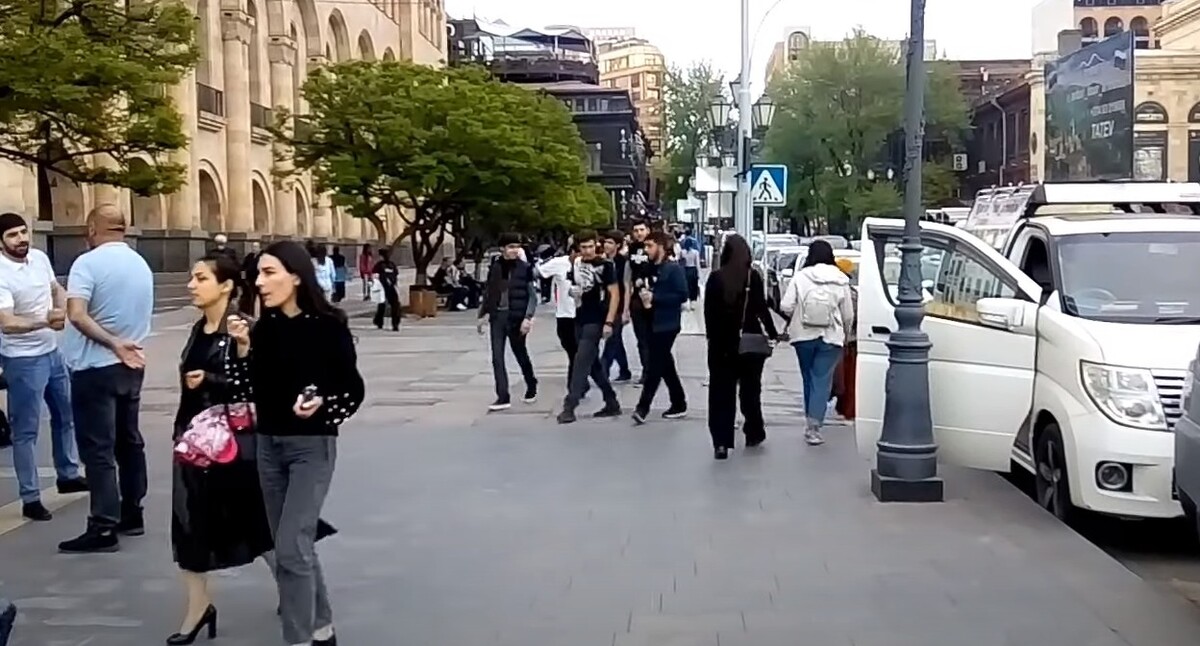 Центр Еревана, 22 апреля 2022 года. Стопкадр из видео https://www.youtube.com/watch?v=chimyCokjyo Центр Еревана, 22 апреля 2022 года. Стопкадр из видео https://www.youtube.com/watch?v=chimyCokjyo