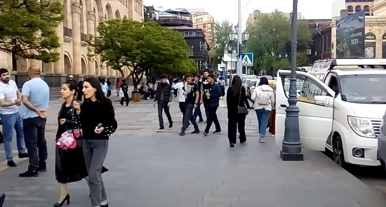 Центр Еревана, 22 апреля 2022 года. Стопкадр из видео https://www.youtube.com/watch?v=chimyCokjyo Центр Еревана, 22 апреля 2022 года. Стопкадр из видео https://www.youtube.com/watch?v=chimyCokjyo