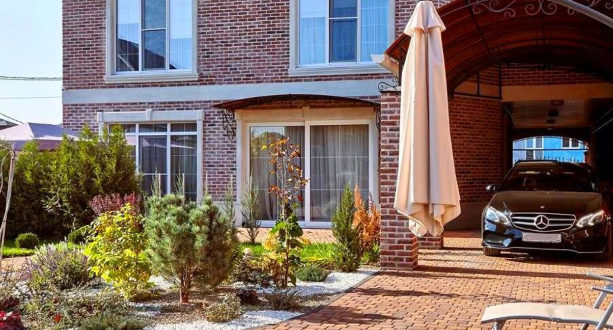 Дом в Краснодаре. Фото прессс-лужбы "Элитмаркет" http://vip-realty-krasnodar.ru/doma/article/kupit-dom-v-krasnodare Дом в Краснодаре. Фото прессс-лужбы "Элитмаркет" http://vip-realty-krasnodar.ru/doma/article/kupit-dom-v-krasnodare