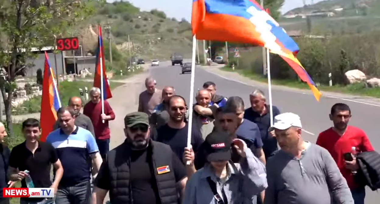 Оппозиционеры и их сторонники начали шествие из Тавушской области Армении в Ереван, требуя не допустить пересмотра статуса Нагорного Карабаха. Кадр видео https://www.youtube.com/watch?v=1fv9skd4yo0 Оппозиционеры и их сторонники начали шествие из Тавушской области Армении в Ереван, требуя не допустить пересмотра статуса Нагорного Карабаха. Кадр видео https://www.youtube.com/watch?v=1fv9skd4yo0