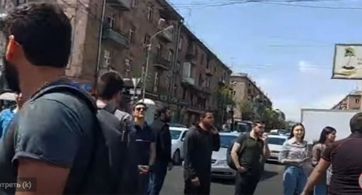 Участники акции протеста в Ереване. 25 апреля 2022 г. Скриншот видео https://www.youtube.com/watch?v=6n2WOVTB1T8 Участники акции протеста в Ереване. 25 апреля 2022 г. Скриншот видео https://www.youtube.com/watch?v=6n2WOVTB1T8