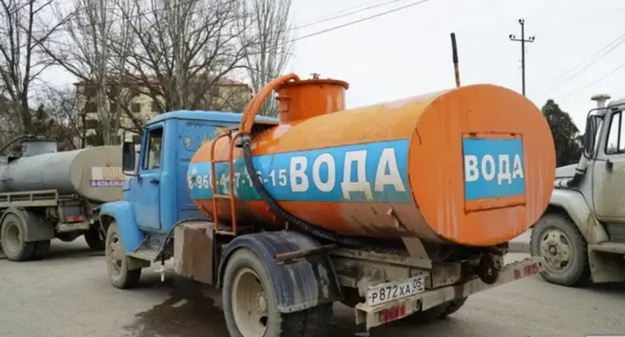 Цистерна с водой в Избербаше. Фото: пресс-служба администрации Избербаша Цистерна с водой в Избербаше. Фото: пресс-служба администрации Избербаша