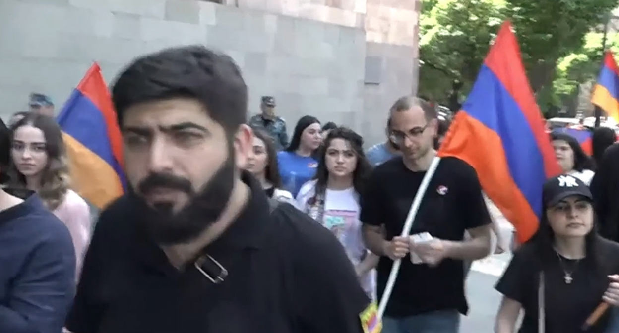 Участники акции оппозиции в Ереване. Кадр видео https://www.facebook.com/watch?v=1040589710189679 Участники акции оппозиции в Ереване. Кадр видео https://www.facebook.com/watch?v=1040589710189679