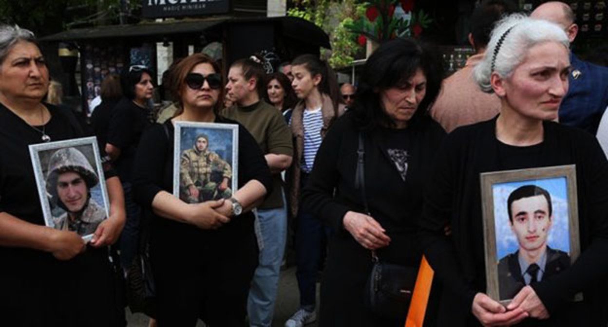 кция с требованием привлечь Никола Пашиняна к ответственности проводят в Ереване родные военнослужащих. Фото: https://eadaily.com/ru/ampnews/2022/04/26/rodnye-pogibshih-v-karabahe-potrebovali-privlech-pashinyana-k-otvetstvennosti кция с требованием привлечь Никола Пашиняна к ответственности проводят в Ереване родные военнослужащих. Фото: https://eadaily.com/ru/ampnews/2022/04/26/rodnye-pogibshih-v-karabahe-potrebovali-privlech-pashinyana-k-otvetstvennosti
