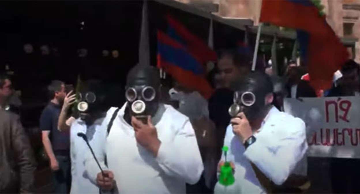 Участники акции протеста, требующие отставки Никола Пашиняна. Скриншот видео https://www.youtube.com/watch?v=jvXGsi2XYck Участники акции протеста, требующие отставки Никола Пашиняна. Скриншот видео https://www.youtube.com/watch?v=jvXGsi2XYck