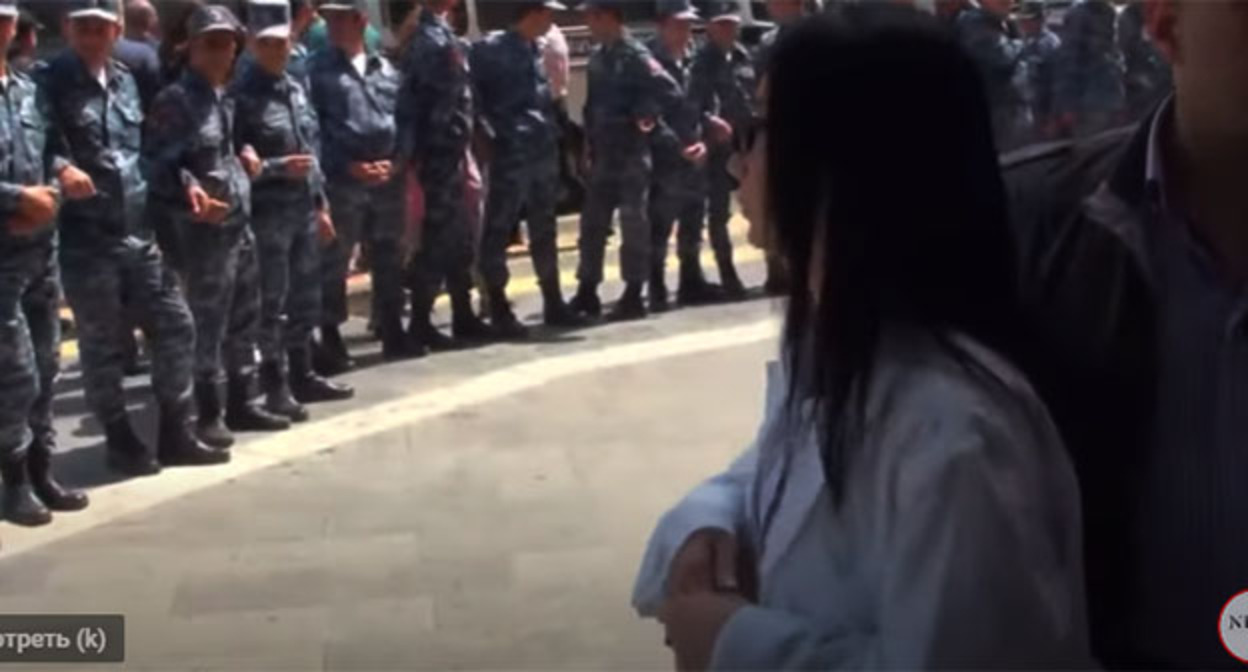 Сотрудники полиции во время акции протеста. Скриншот видео https://www.youtube.com/watch?v=jvXGsi2XYck Сотрудники полиции во время акции протеста. Скриншот видео https://www.youtube.com/watch?v=jvXGsi2XYck