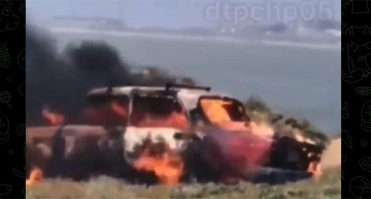 Кадр видео поджога машины с полицейским в Дагестане. Скриншот https://t.me/mvd_dagestan/807 Кадр видео поджога машины с полицейским в Дагестане. Скриншот https://t.me/mvd_dagestan/807