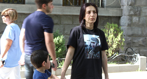 Участница акции. Ереван, 26 апреля 2022 г. Фото Тиграна Петросяна для "Кавказского узла"