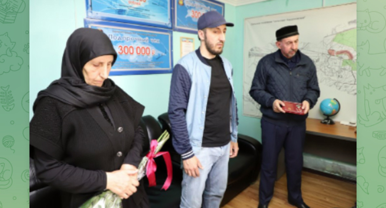 награда танкиста Шахбана Омарасхабова вручается его родственникам. Фото https://t.me/kizray/2057 награда танкиста Шахбана Омарасхабова вручается его родственникам. Фото https://t.me/kizray/2057