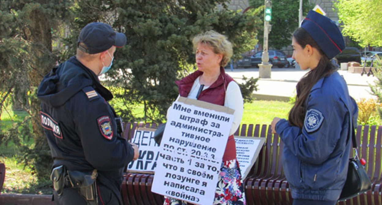 Сотрудники полиции общаются с Тамарой Гродниковой. Волгоград, 28 апреля 2022 г. Фото Вячеслава Ященко для "Кавказского узла" Сотрудники полиции общаются с Тамарой Гродниковой. Волгоград, 28 апреля 2022 г. Фото Вячеслава Ященко для "Кавказского узла"