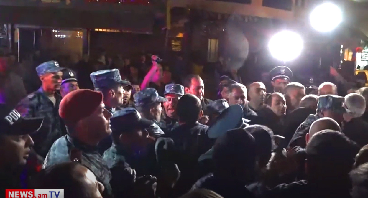 Стычки с полицией в ходе акций протеста в Ереване. Кадр видео NEWSam Channel2 https://www.youtube.com/watch?v=923YtTuIgbg Стычки с полицией в ходе акций протеста в Ереване. Кадр видео NEWSam Channel2 https://www.youtube.com/watch?v=923YtTuIgbg