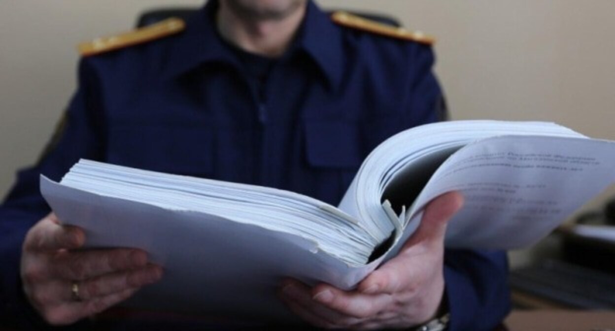 Сотрудник полиции изучает уголовное дело. Фото: Елена Синеок, "Юга.ру" Сотрудник полиции изучает уголовное дело. Фото: Елена Синеок, "Юга.ру"