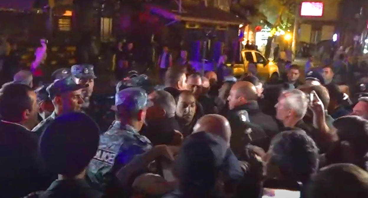 Стычки с полицией в ходе акций протеста в Ереване. Кадр видео NEWSam Channel2 https://www.youtube.com/watch?v=923YtTuIgbg Стычки с полицией в ходе акций протеста в Ереване. Кадр видео NEWSam Channel2 https://www.youtube.com/watch?v=923YtTuIgbg