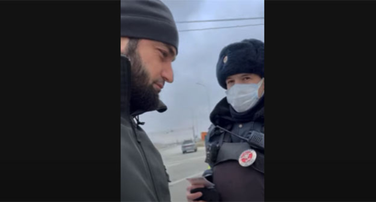 Рамазан Наждуев беседует с полицейским на дороге. Кадр видео ПЦ "Мемориал"* www.youtube.com/watch?v=SY1w-owZDTM Рамазан Наждуев беседует с полицейским на дороге. Кадр видео ПЦ "Мемориал"* www.youtube.com/watch?v=SY1w-owZDTM