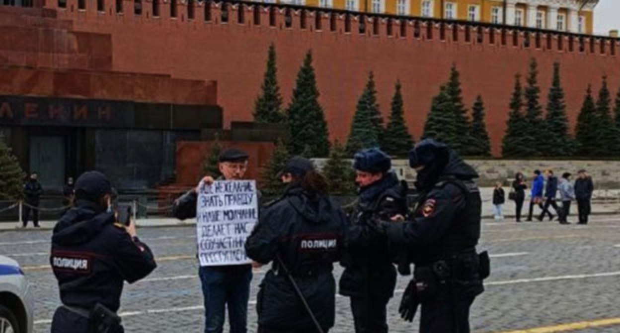 Сотрудники полиции заинтересовались пикетом Олега Орлова. Москва, 10 апреля 2022 года. Фото: Правозащитный центр "Мемориал"* https://t.me/polniypc/2219 Сотрудники полиции заинтересовались пикетом Олега Орлова. Москва, 10 апреля 2022 года. Фото: Правозащитный центр "Мемориал"* https://t.me/polniypc/2219