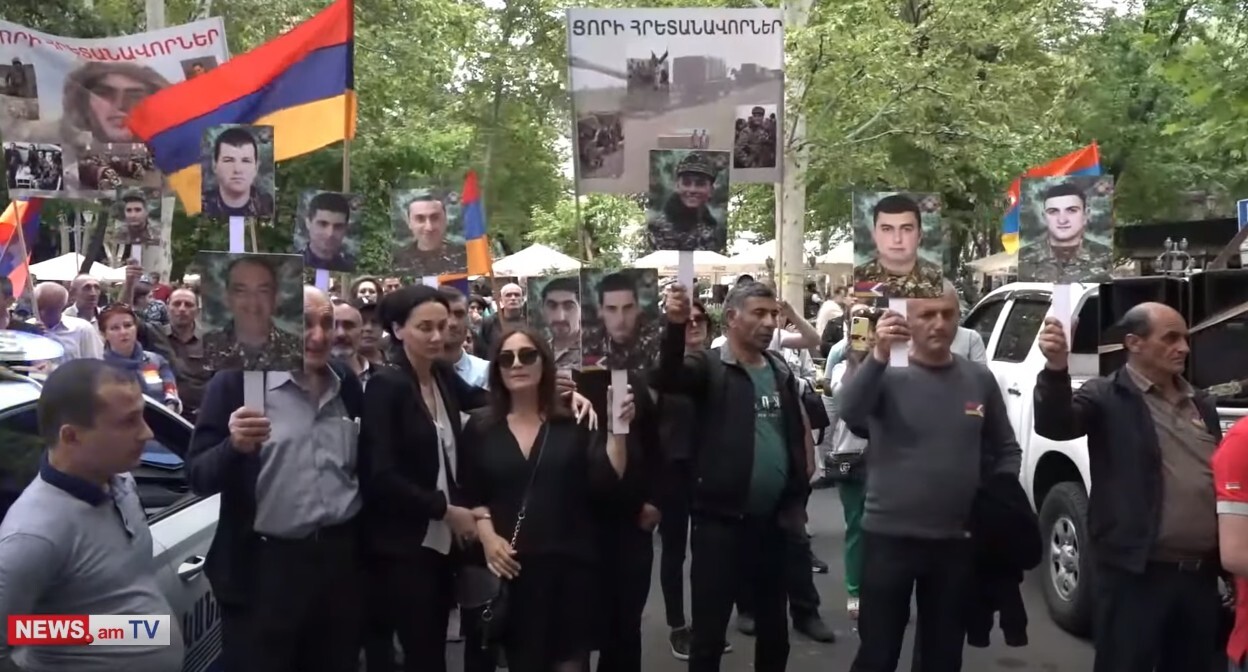 Участники шествия в Ереване 30 апреля 2022 года. Стоп-кадр из видео https://www.youtube.com/watch?v=EJOb-1XebTU Участники шествия в Ереване 30 апреля 2022 года. Стоп-кадр из видео https://www.youtube.com/watch?v=EJOb-1XebTU