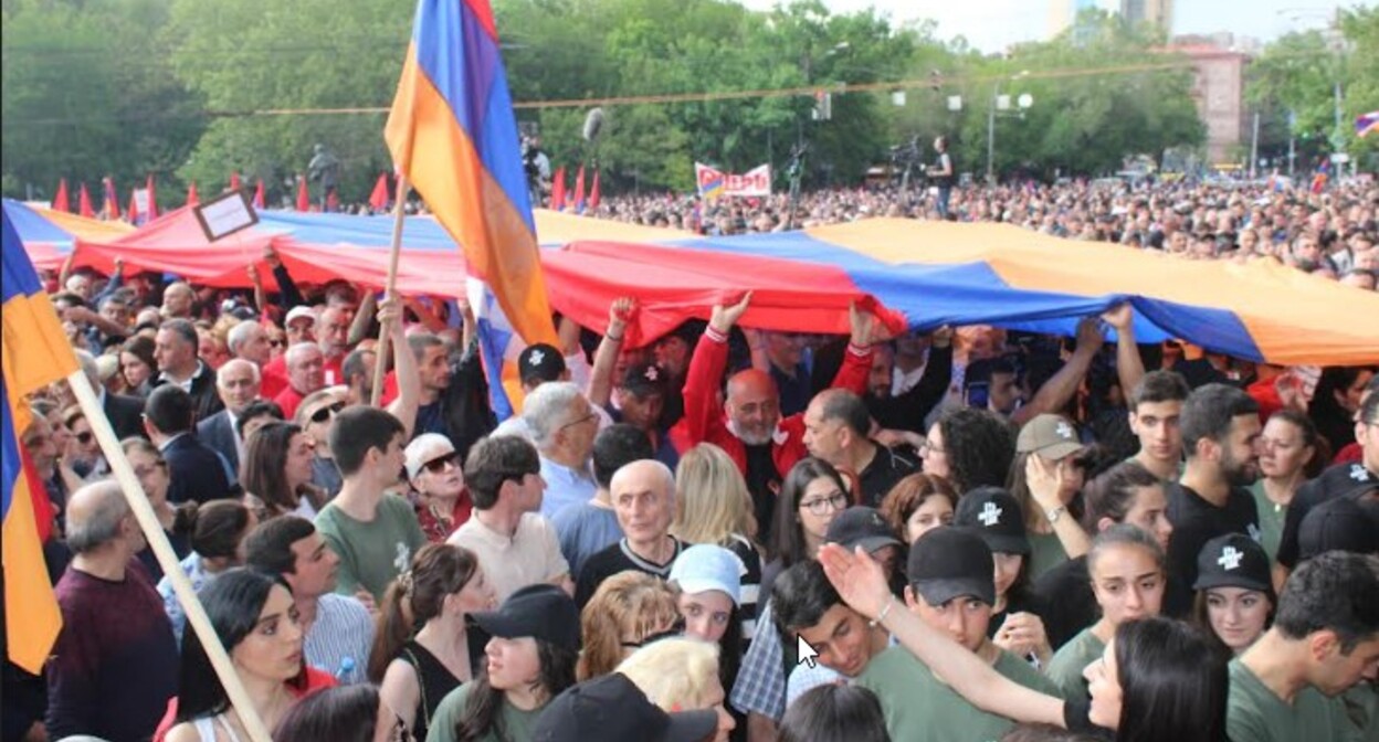 Митинг оппозиции в Ереване 1 мая 2022 года. Фото Тиграна Петросяна для "Кавказского узла". Митинг оппозиции в Ереване 1 мая 2022 года. Фото Тиграна Петросяна для "Кавказского узла".