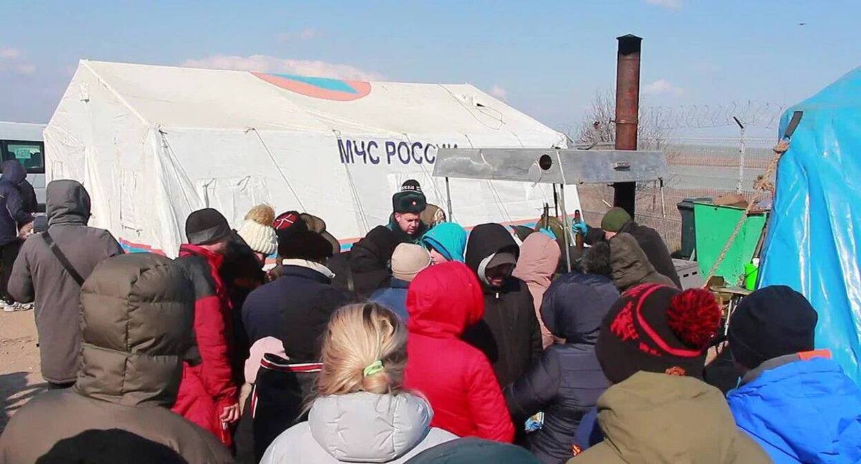 Беженцы с Донбасса в ростовской области. Фото: пресс-служба Главного управления МЧС России по Ростовской области https://t.me/mchs_rostov/809 Беженцы с Донбасса в ростовской области. Фото: пресс-служба Главного управления МЧС России по Ростовской области https://t.me/mchs_rostov/809