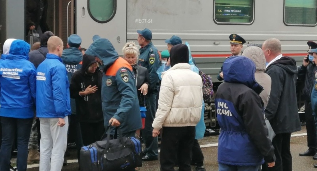Прибытие беженцев с Донбасса на Ставрополье, 2 мая 2022 года. Фото: пресс-служба Главного управления МЧС России по Ставропольскому краю https://26.mchs.gov.ru/deyatelnost/press-centr/novosti/4736186. Прибытие беженцев с Донбасса на Ставрополье, 2 мая 2022 года. Фото: пресс-служба Главного управления МЧС России по Ставропольскому краю https://26.mchs.gov.ru/deyatelnost/press-centr/novosti/4736186.