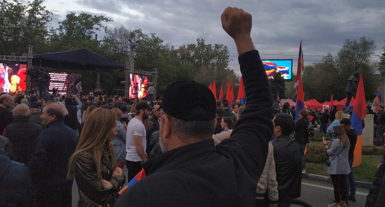Участники митинга за отставку Никола Пащиняна в Ереване 3 мая 2022 года. Фото Армине Мартиросян для «Кавказского узла» Участники митинга за отставку Никола Пащиняна в Ереване 3 мая 2022 года. Фото Армине Мартиросян для «Кавказского узла»