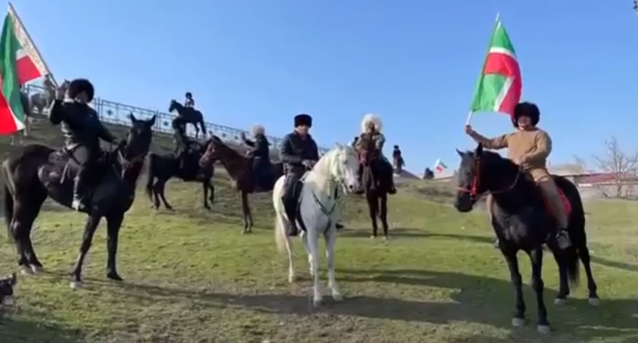 Участники конного похода к могиле Байсангура Беноевского. Стопкадр из видео https://www.youtube.com/watch?v=1EzhBM98Qb8 Участники конного похода к могиле Байсангура Беноевского. Стопкадр из видео https://www.youtube.com/watch?v=1EzhBM98Qb8
