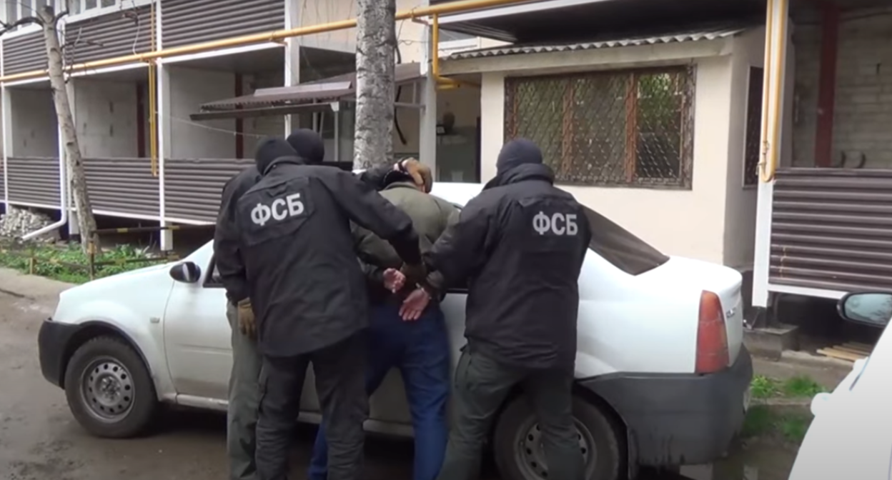 ФСБ задерживает подозреваемого. Скриншот видео https://youtu.be/-_LDs5-jIlQ ФСБ задерживает подозреваемого. Скриншот видео https://youtu.be/-_LDs5-jIlQ